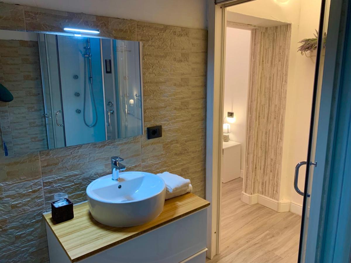 Affittacamere Virginia'S Rooms Genua Exteriör bild